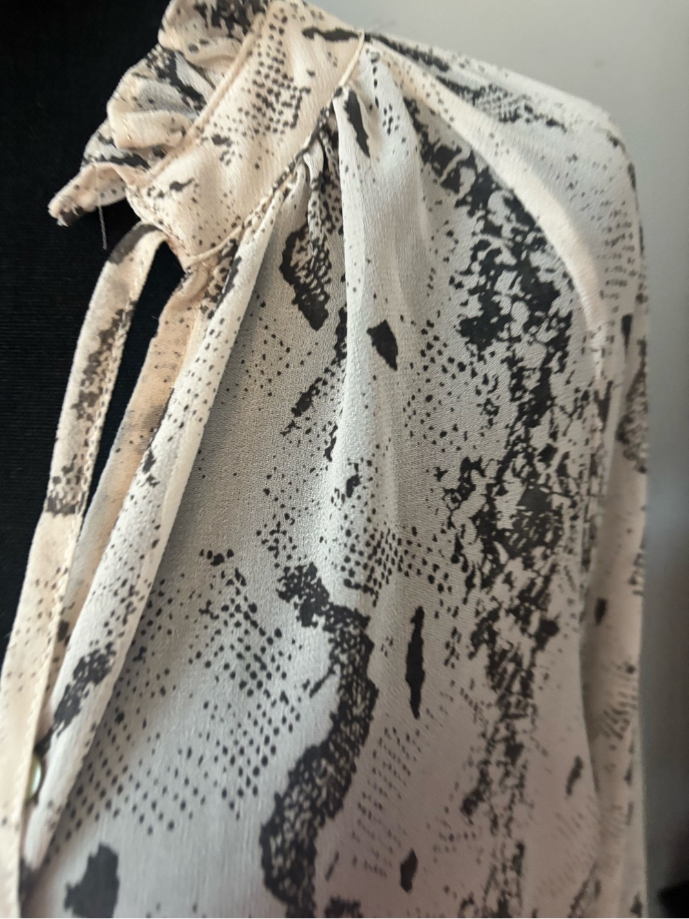 Vici Womens Cream and Black Snake-Print Ruffle Button Front Blouse Size Small - Picture 5 of 6